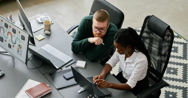 Stockfoto zeigt Zusammenarbeit im Büro
